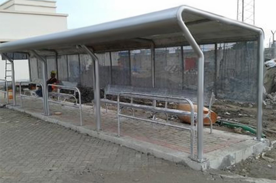 Китай Автобусная остановка из нержавеющей стали безопасности с местами / мусорными ведрами / линиями поставщик